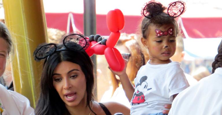 Kim Kardashian e Kanye West comemoram o aniversário da filha na Disney