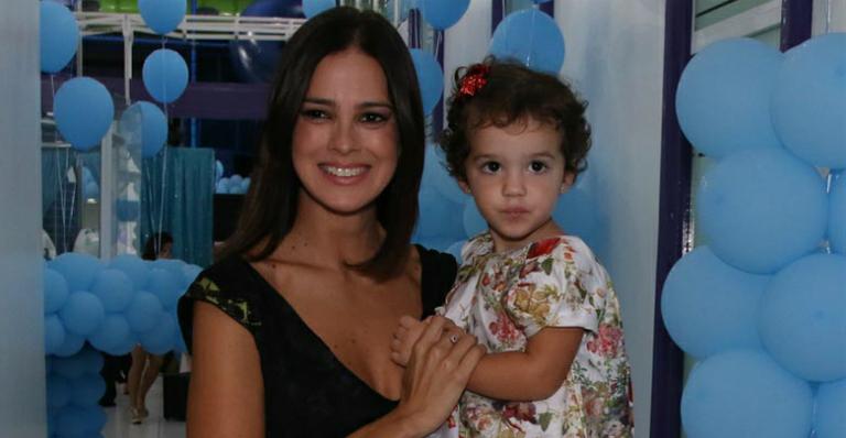 Vera Viel mostra Helena vestida de bailarina em cozinha luxuosa