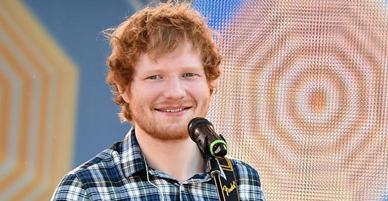 Mais uma! Ed Sheeran tatua leão enorme no peito