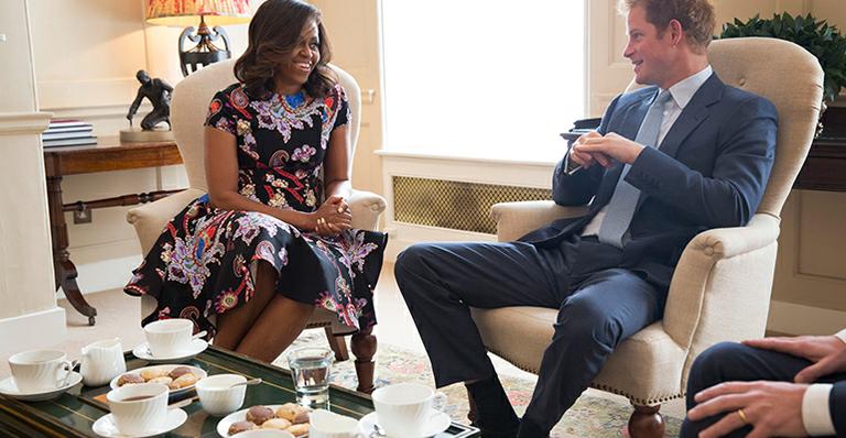 Em encontro oficial, Michelle Obama e Príncipe Harry tomam chá em Londres