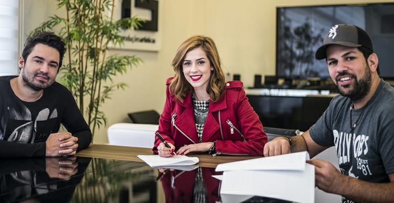 Sophia Abrahão assina contrato com a dupla Fernando e Sorocaba