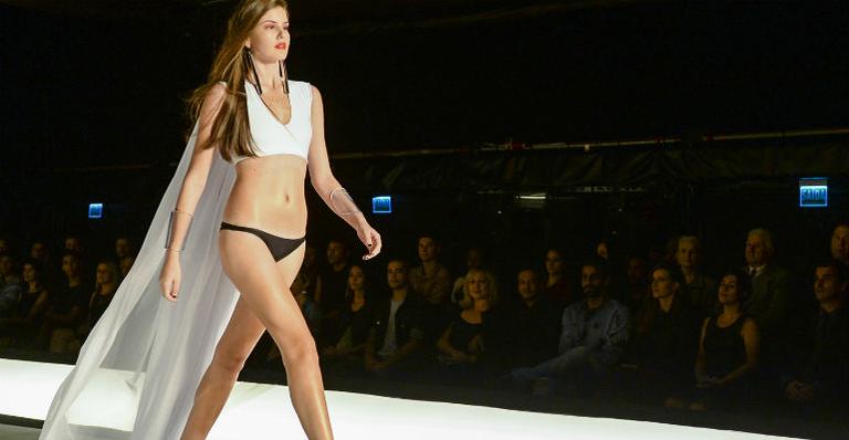 Camila Queiroz revela que não gosta de usar biquíni: ‘É um desafio o tempo inteiro’