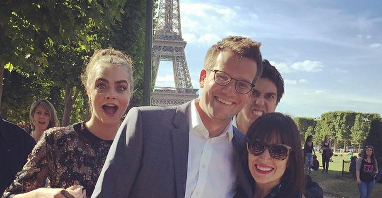 Photobomb: Cara Delevingne invade foto do escritor John Green com a Torre Eiffel