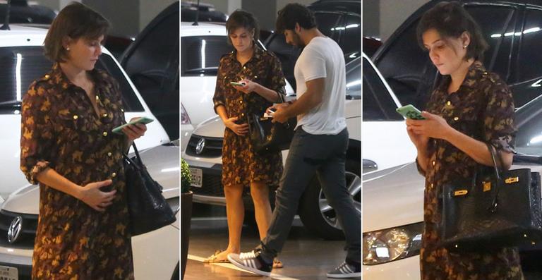 Grávida, Deborah Secco faz carinho em sua barriga durante ida ao médico