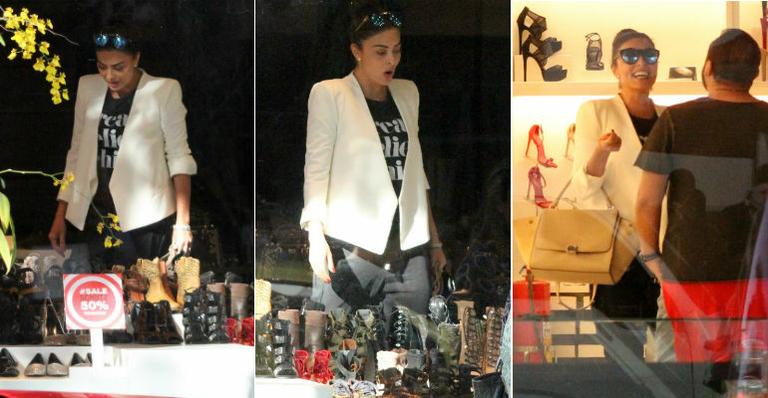 Gente como a gente, Juliana Paes aproveita liquidação e compra sapatos em loja no Rio