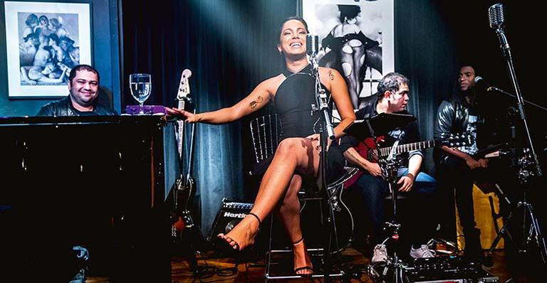 O lado romântico de Anitta em show intimista