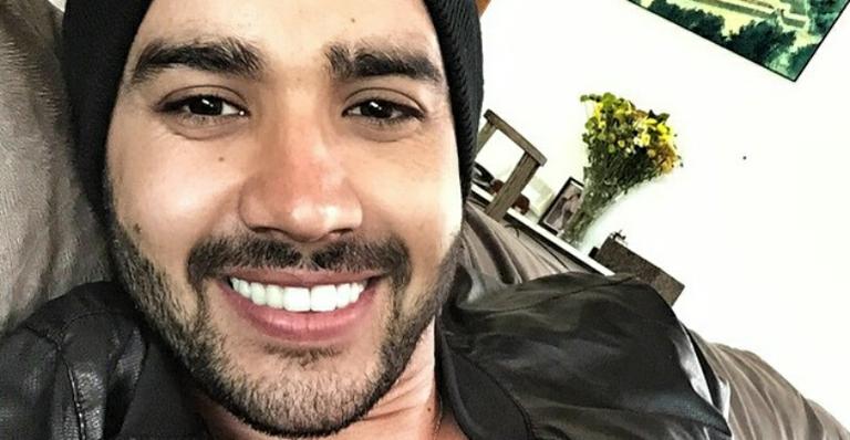 Só de sunguinha, Gusttavo Lima relaxa em banheira durante a madrugada