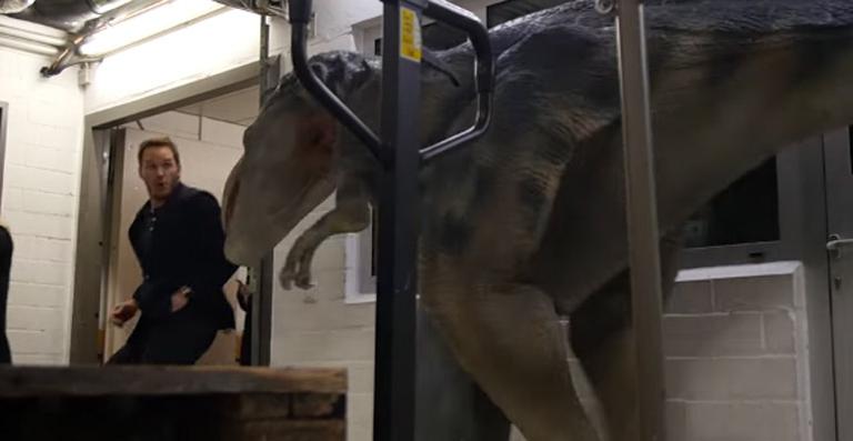 Chris Pratt, de Jurassic World, é vítima de pegadinha com robô dinossauro
