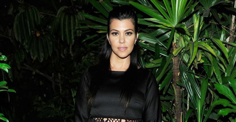 Kourtney Kardashian exibe corpo sarado em foto de biquíni