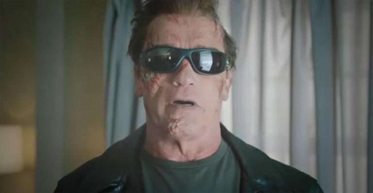 Arnold Schwarzenegger se finge de estátua e faz pegadinha com fãs