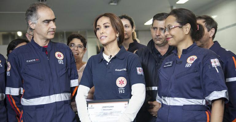 Sabrina Sato vira enfermeira em gravação de seu programa