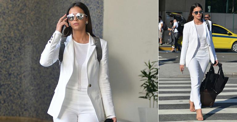 Bruna Marquezine surge toda de branco em aeroporto