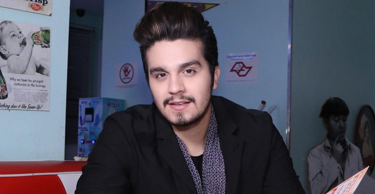 Luan Santana chora ao homenagear Cristiano Araújo em show