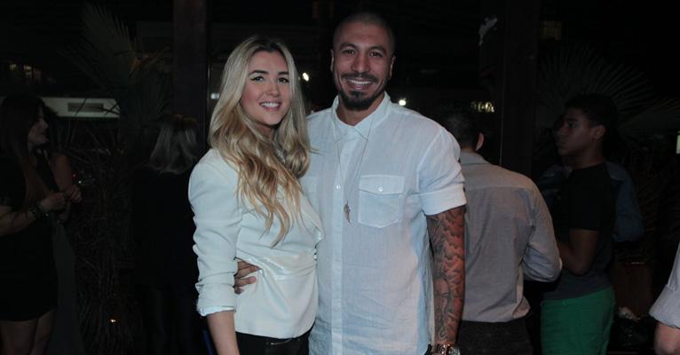 Aline Gotschalg e Fernando Medeiros, do BBB 15, viajam para Nova York