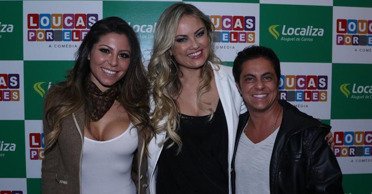 Ellen Roche recebe Thammy Miranda e a namorada em estreia de peça