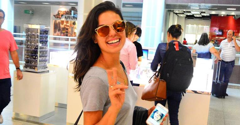 Em viagem com o namorado, Isis Valverde se diverte em tobogã nas Bahamas