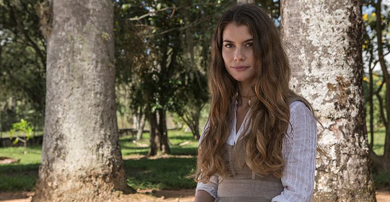 Alinne Moraes se emociona com cenas de Além do Tempo: ‘Só não chorei para não borrar a maquiagem’