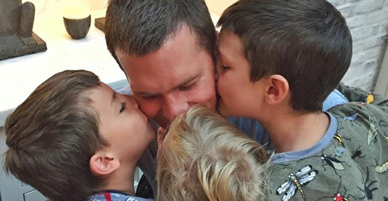 No Dia dos Pais nos Estados Unidos, Tom Brady recebe carinho dos filhos