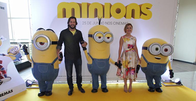 Vladimir Brichta e Adriana Esteves recebem família e amigos em sessão da animação ‘Minions’