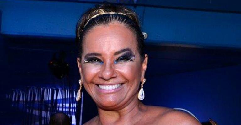 Após internação, Solange Couto tranquiliza fãs em rede social: ‘Estou bem’