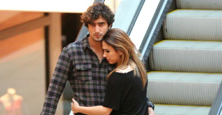 Tatá Werneck e namorado curtem passeio em shopping no Rio
