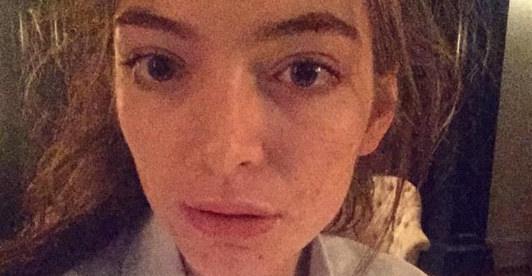 Lorde publica foto sem maquiagem e revela estranho hábito em hotéis