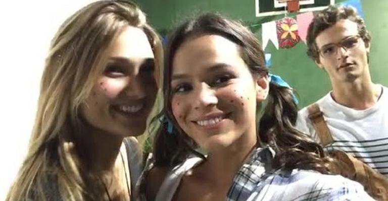 Caipirinhas: Sasha Meneghel e Bruna Marquezine curtem festa junina