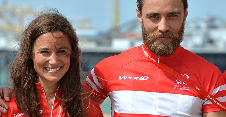 Irmãos de Kate, Pippa e James Middleton participam de pedalada beneficente em Londres
