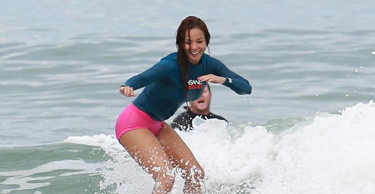 Carol Nakamura têm aulas de surfe na praia da Macumba, no Rio