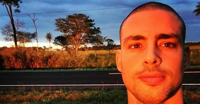 Cauã Reymond exibe novo visual e brinca: “Carequinha no Pantanal”