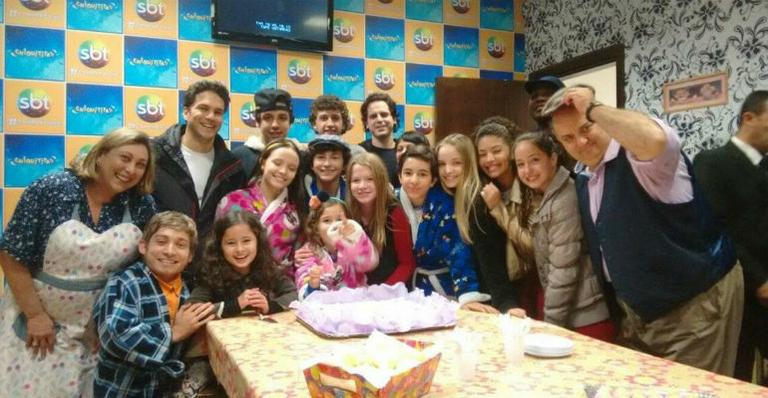 Atriz mirim Duda Wendling comemora aniversário nos bastidores de novela