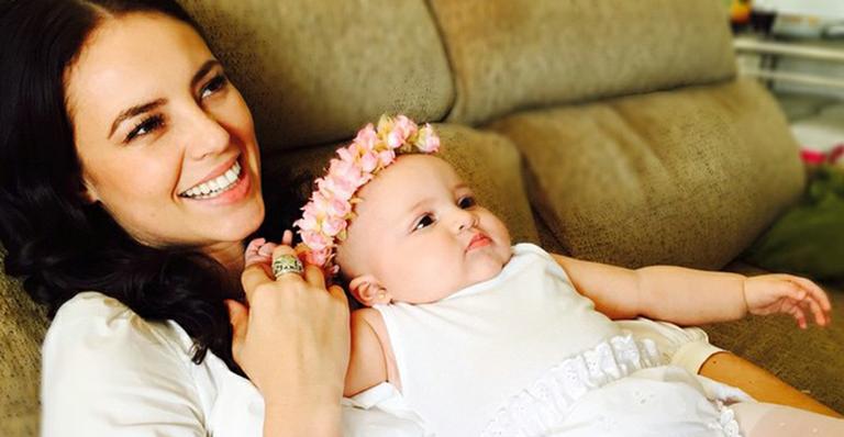 Agora morena, Paolla Oliveira posa com sua afilhada Pietra: ‘Especial’