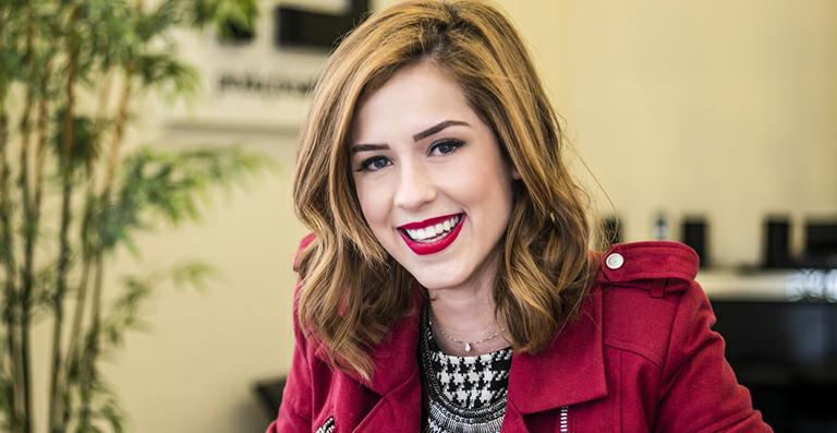 Sophia Abrahão festeja sucesso de novo álbum