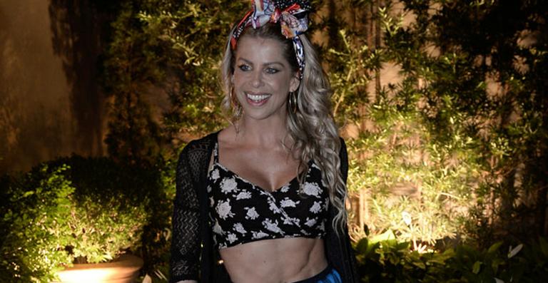 Karina Bacchi exibe barriguinha sarada em festa junina
