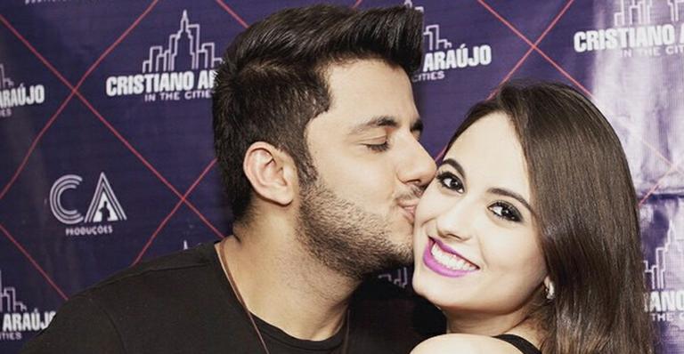 Em foto inédita, namorada de Cristiano Araújo pede cantor em casamento