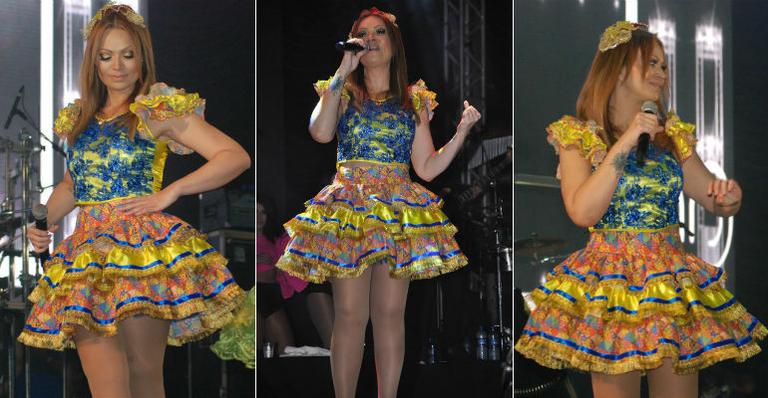 Em clima de Festa Junina, cantora Solange Almeida faz show vestida de caipira