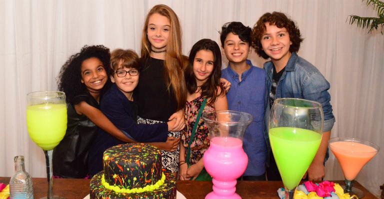 Atriz mirim de ‘Babilônia’, Marcella Ramalho comemora aniversário ao lado de elenco