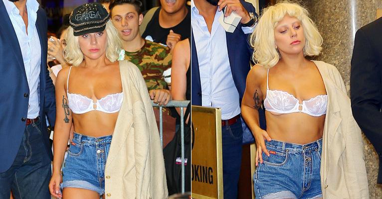 Só de sutiã, Lady Gaga passeia em Nova York e exibe boa forma