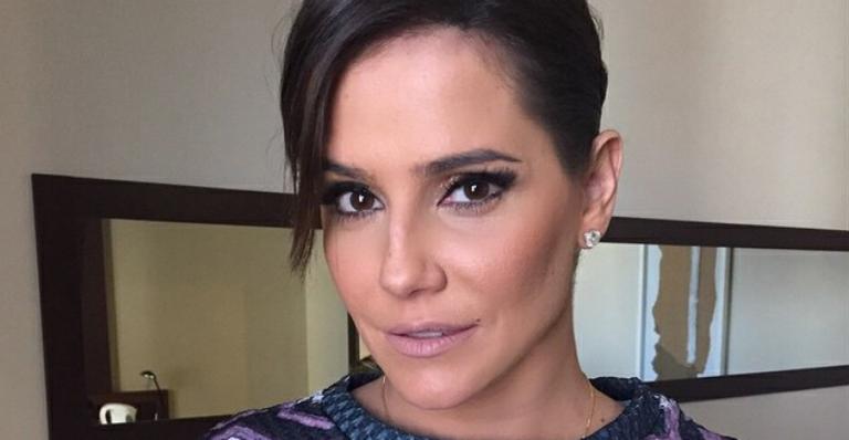 Grávida, Deborah Secco exibe muque após malhação