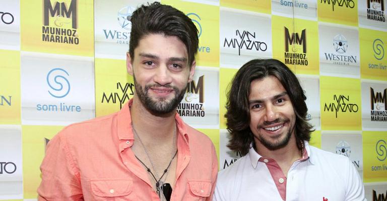 Munhoz e Mariano aparecem fantasiados e sem camisa em festa