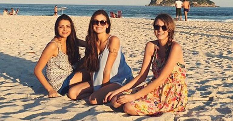 Conheça as irmãs de Camila Queiroz, sucesso de ‘Verdades Secretas’
