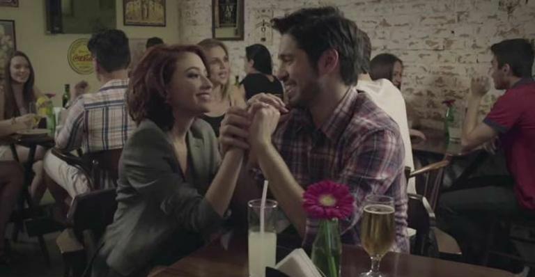 Carolina Oliveira estrela novo clipe de Michel Teló, “Coração Cansou”