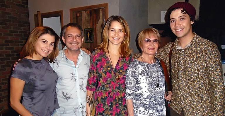 Cláudia Abreu prestigia Glória Menezes no teatro