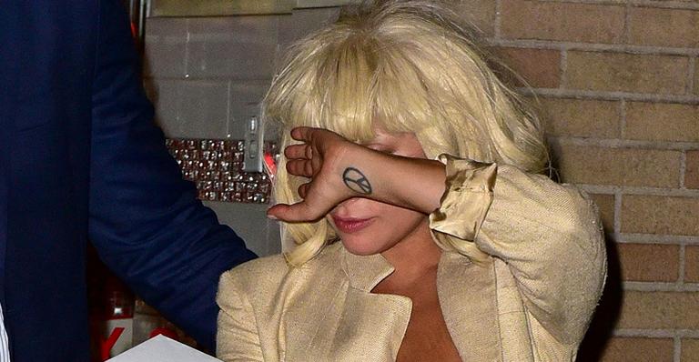 Lady Gaga esconde o rosto, mas deixa seio totalmente à mostra em NY