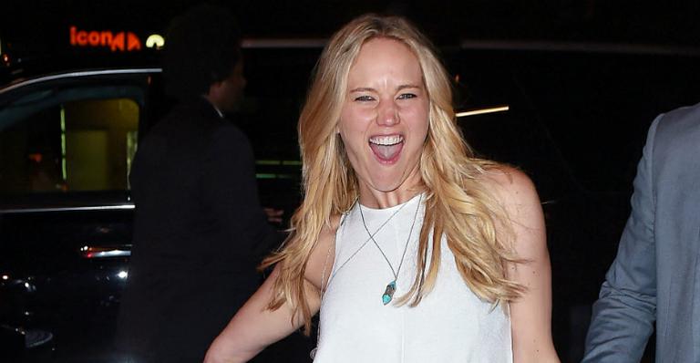 Jennifer Lawrence mostra dose extra de animação ao lado de amigas em restaurante