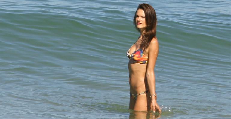 Alessandra Ambrósio mostra corpo sarado em dia de praia no Rio