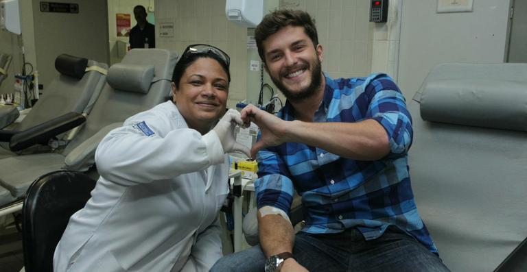 Klebber Toledo doa sangue e encena peça no Hemorio