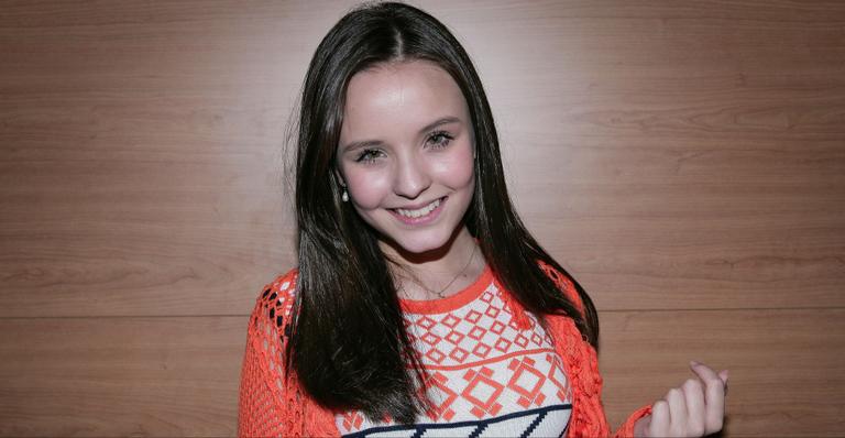 Após acidente, Larissa Manoela volta aos estúdios do SBT