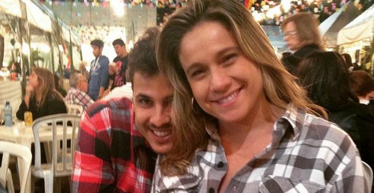 Grávida do primeiro filho, Fernanda Gentil mostra o barrigão de oito meses