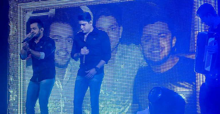 Henrique & Diego fazem show em homenagem a Cristiano Araújo e sua namorada